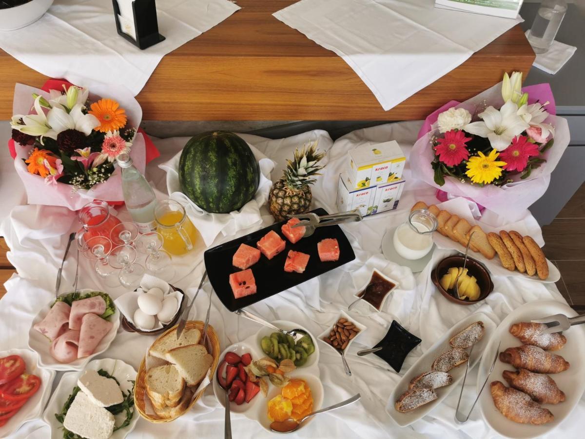 Dolce Italia Hotel Radhimë Extérieur photo